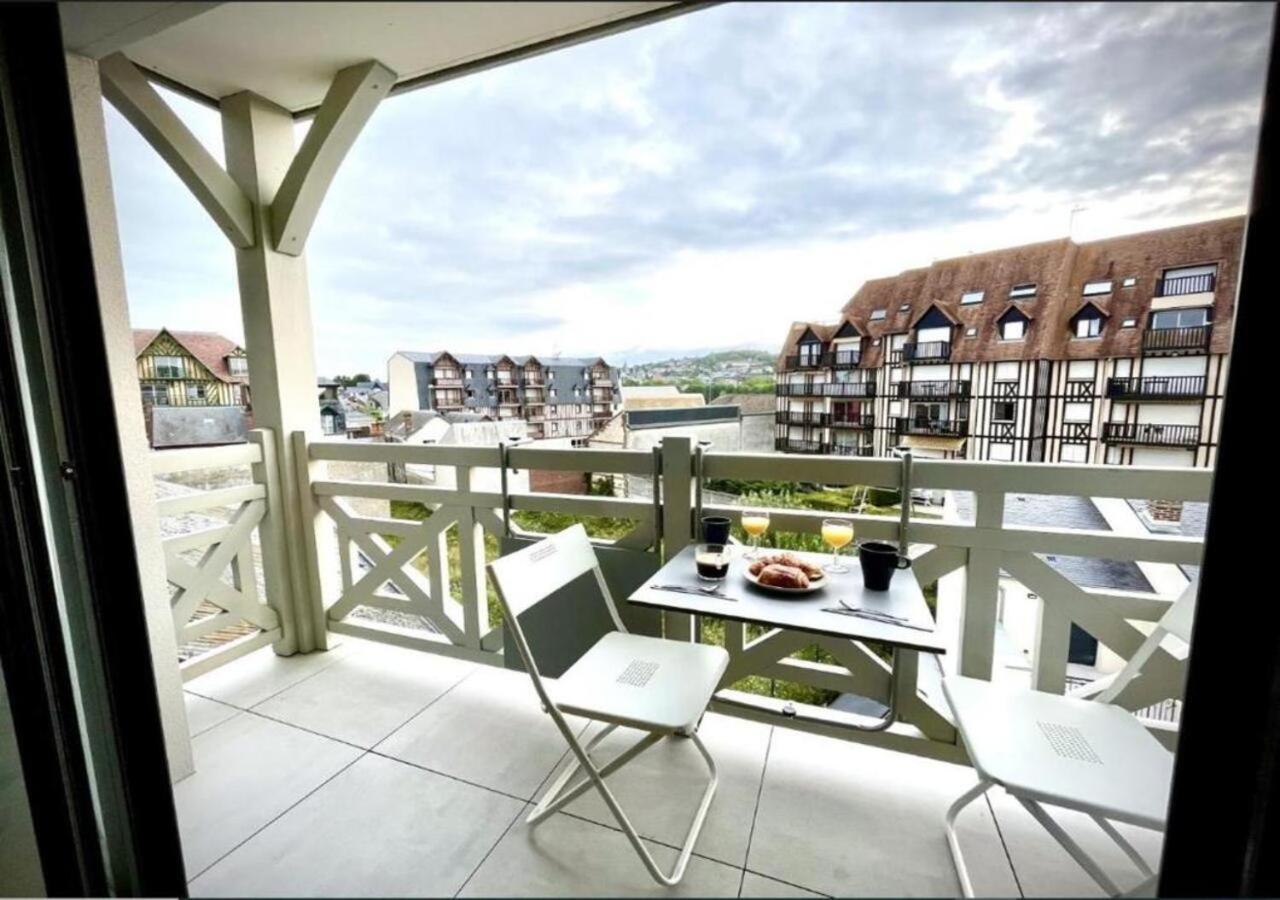 Sejour Authentique - Balcon, Parking & Wifi Ultra-Rapide Apartment Deauville Bagian luar foto
